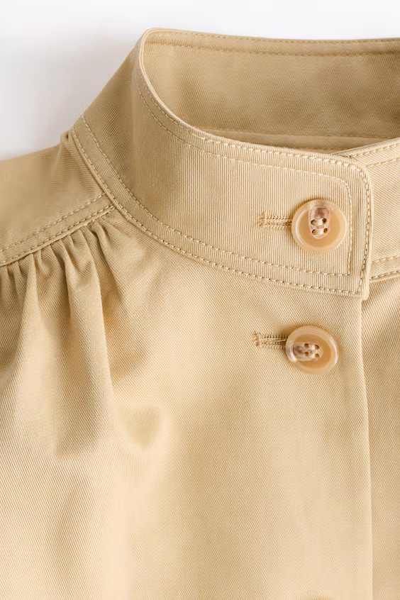 Плащ из саржи с набалдашниками на рукавах