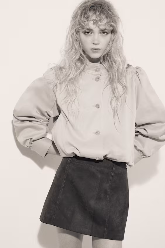 Плащ из саржи с набалдашниками на рукавах