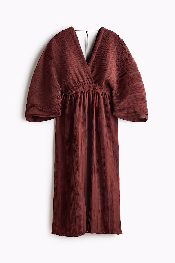 Платье с морщинами и лодочкой