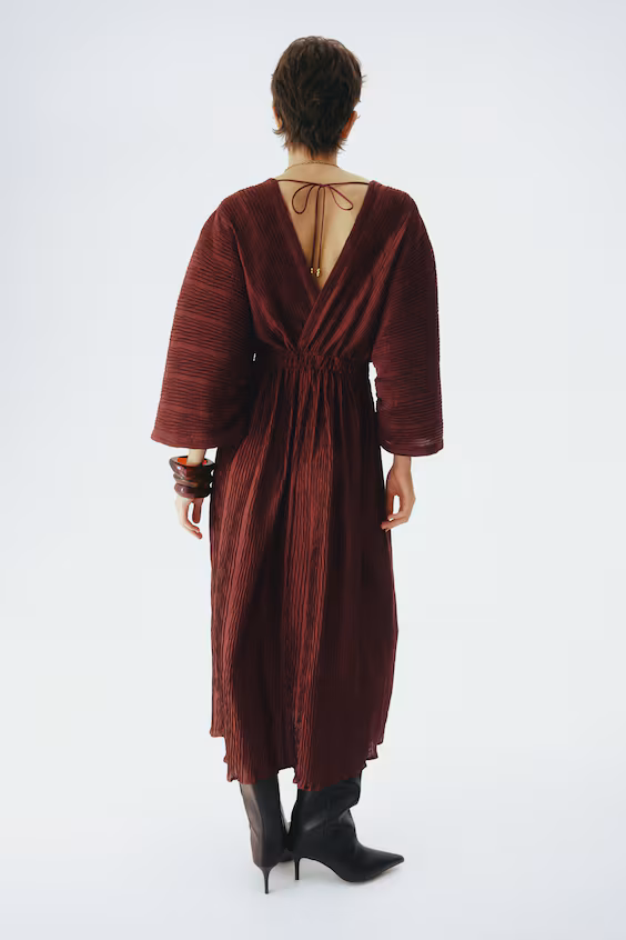 Платье с морщинами и лодочкой