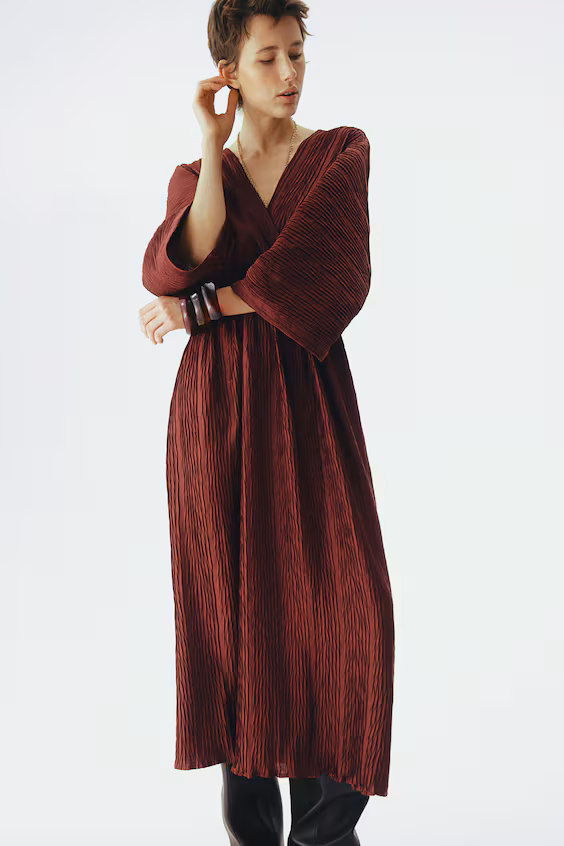 Платье с морщинами и лодочкой