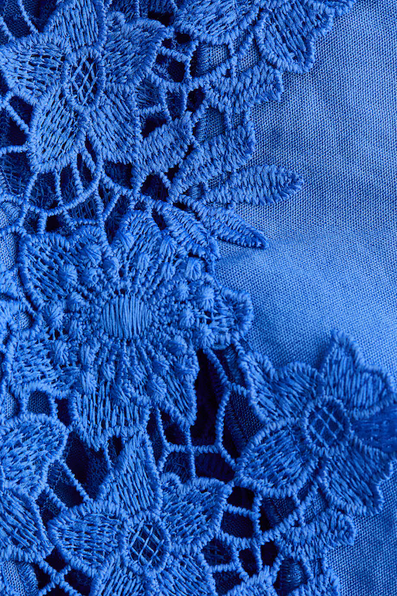 Платье с морщинами и английским вышиванием