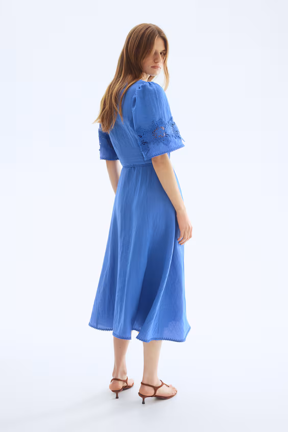 Платье с морщинами и английским вышиванием