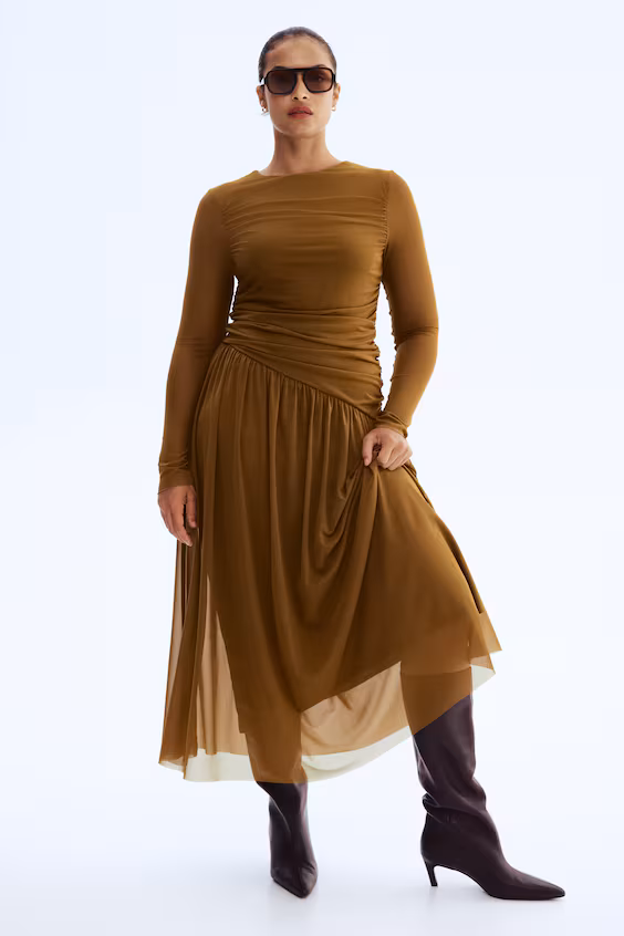 Платье с драпировкой из сетки