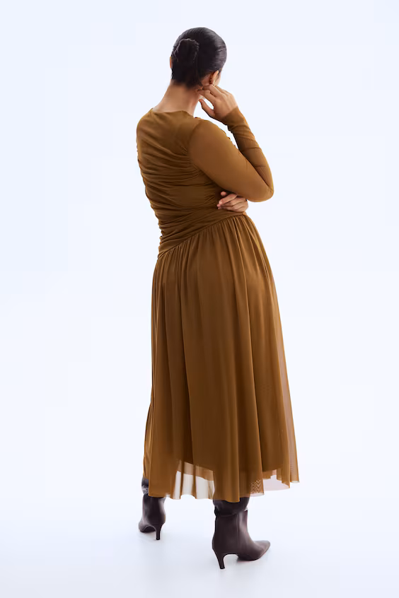 Платье с драпировкой из сетки