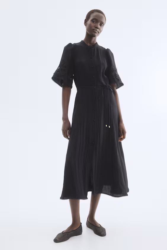 Платье с морщинами и английской вышивкой