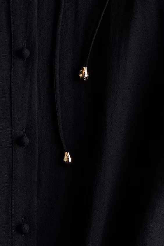 Платье с морщинами и английской вышивкой