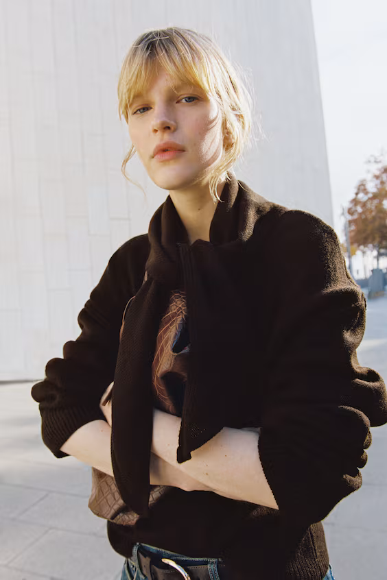 Свитер с воротником-шарфом