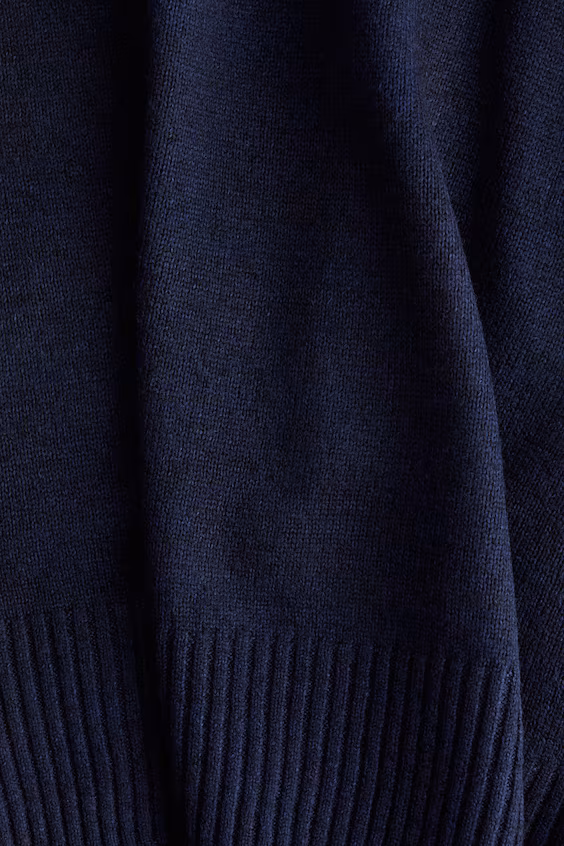 Свитер с открытыми плечами