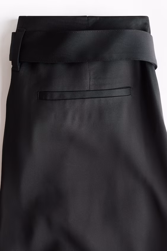 Брюки с поясом на завязке и складками