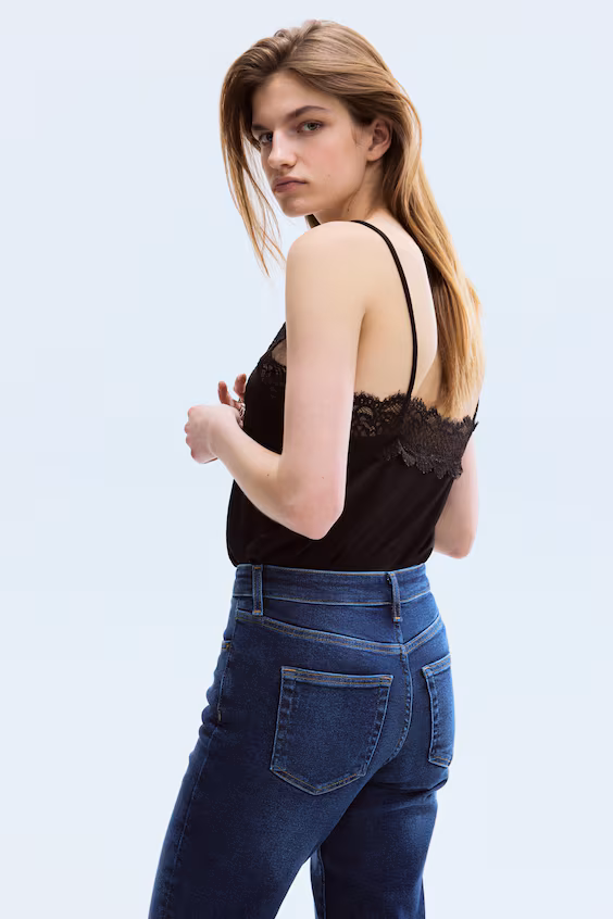 Джинсы узкие с высокой талией и укороченные