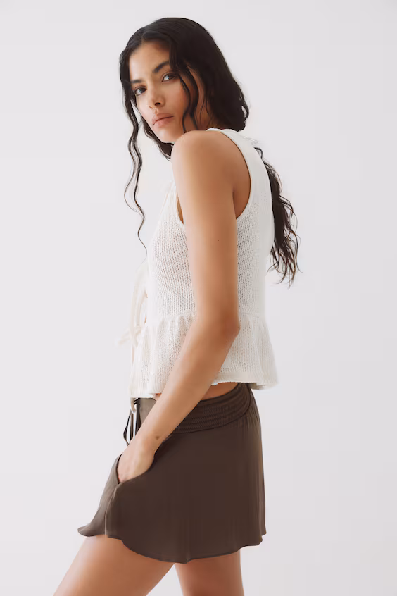 Тонкие шорты на завязке