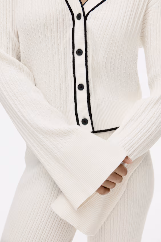 Пальто из вязаного трикотажа с петлями