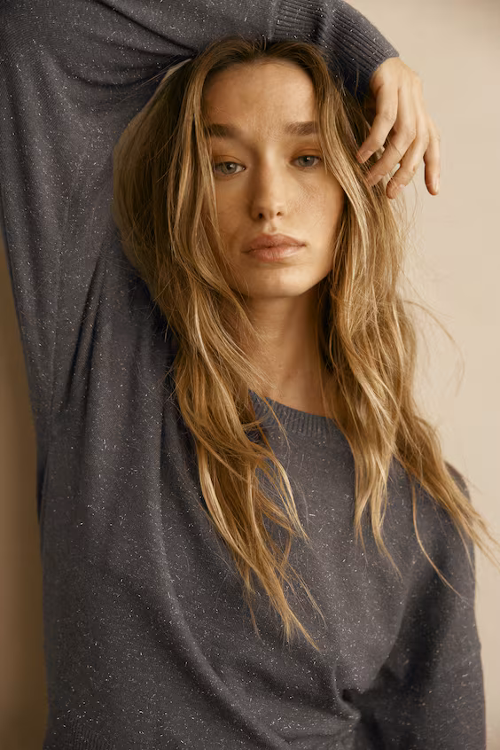 Тонкий свитер из мягкой ткани