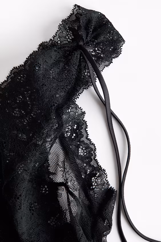 Комбинезон из кружева с глубоким вырезом