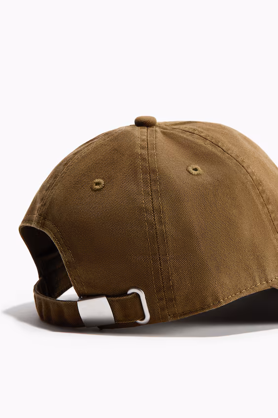 Бейсболка из хлопкового серджа с вышитым узором