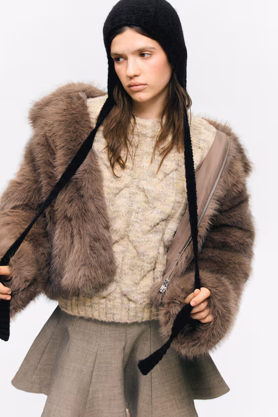 Шапка из трикотажа с бантом