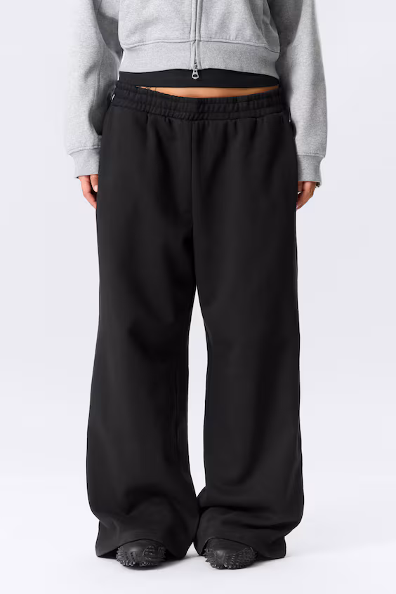 Длинные широкие спортивные брюки