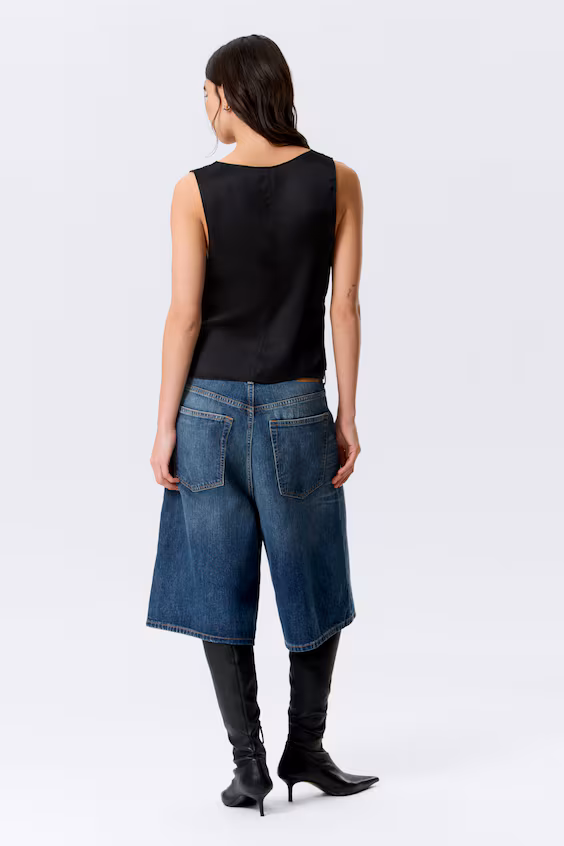 Топ из атласа без рукавов с вырезом лодочкой