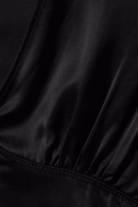 Топ из атласа без рукавов с вырезом лодочкой