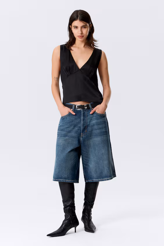 Топ из атласа без рукавов с вырезом лодочкой