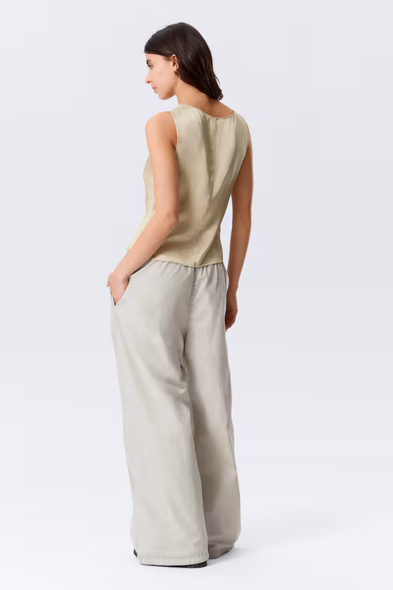 Топ из атласа без рукавов с вырезом лодочкой