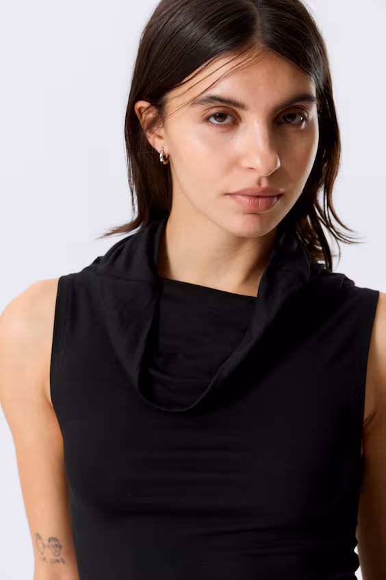 Топ без рукавов с высоким воротником