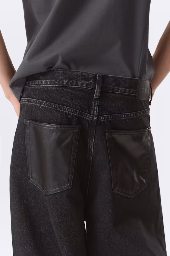 Джинсы astro средней посадки и широкими штанинами из искусственной кожи