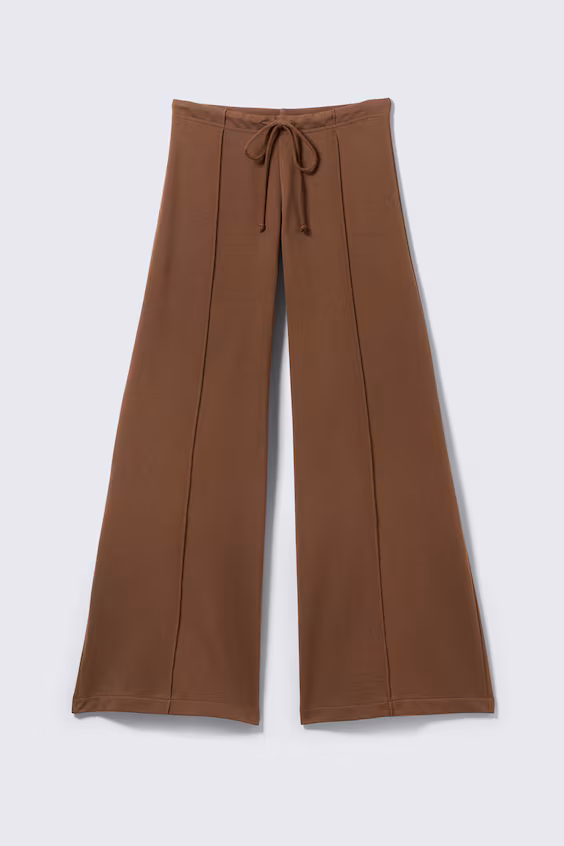 Брюки комбинезон с опущенной талией и широкими брючинами