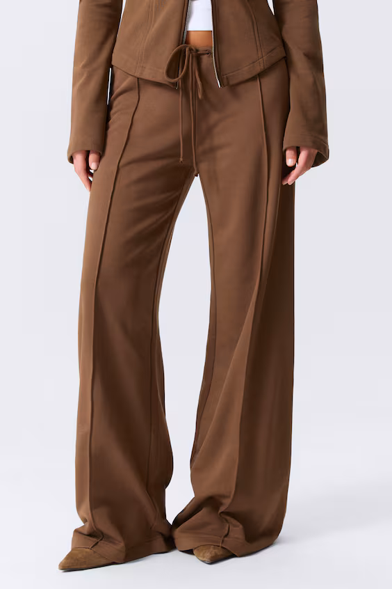 Брюки комбинезон с опущенной талией и широкими брючинами