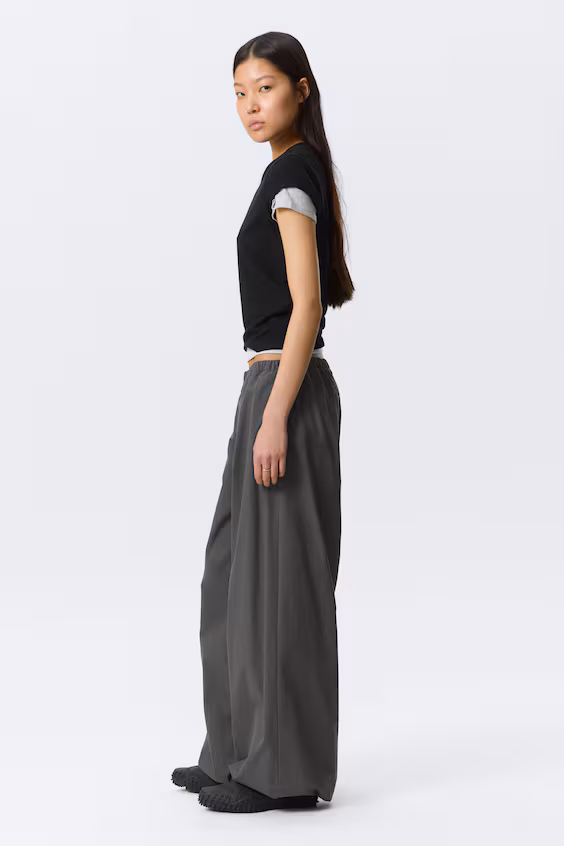 Брюки комбинезон с опущенной талией и широкими брючинами