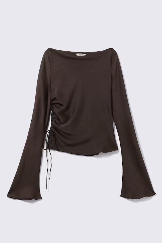 Топ с лодочкой и рукавами колокол