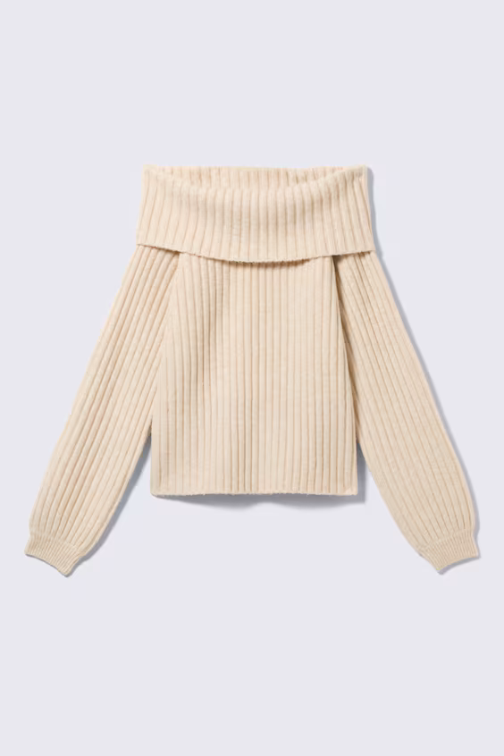 Вязаный свитер с открытыми плечами в рубчик