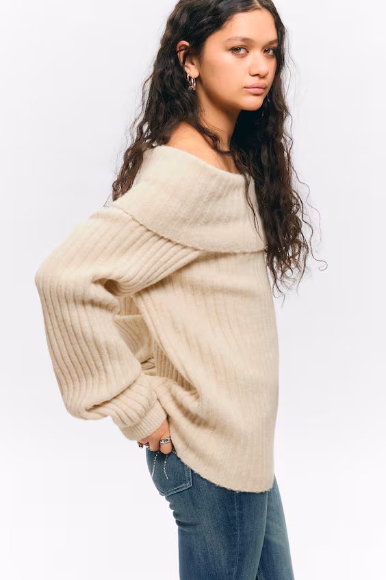 Вязаный свитер с открытыми плечами в рубчик