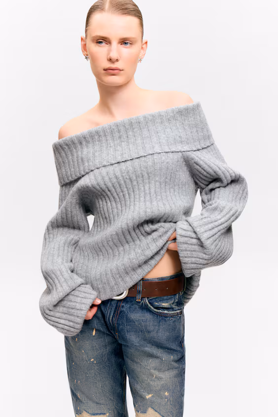 Вязаный свитер с открытыми плечами в рубчик