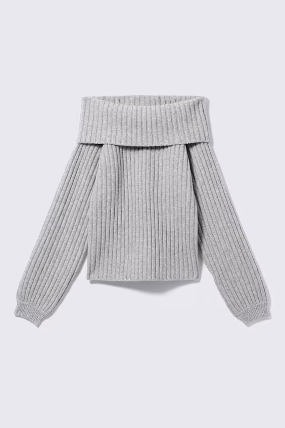 Вязаный свитер с открытыми плечами в рубчик