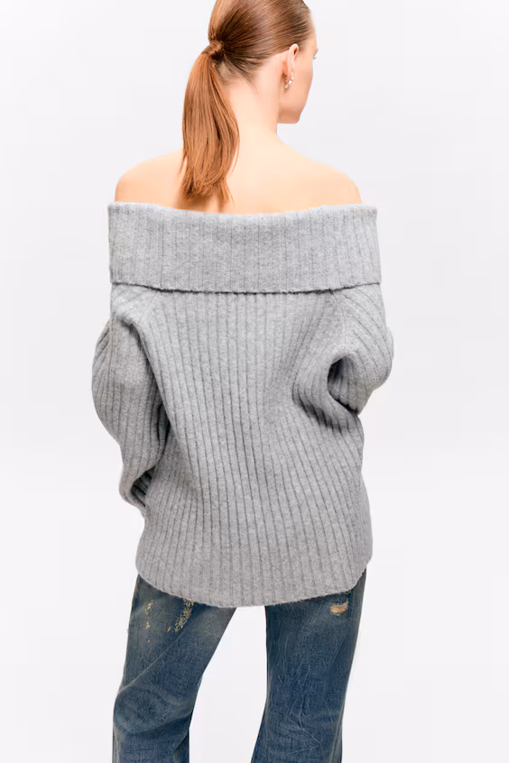Вязаный свитер с открытыми плечами в рубчик