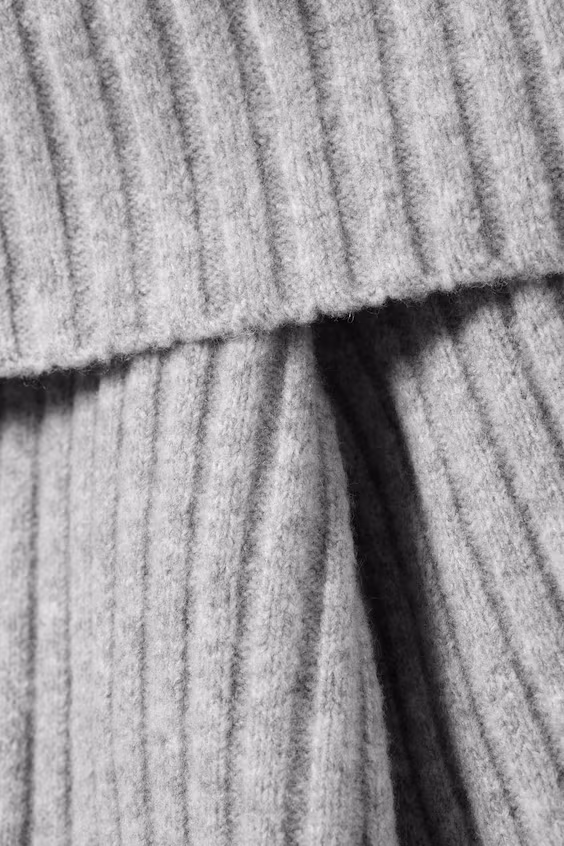 Вязаный свитер с открытыми плечами в рубчик