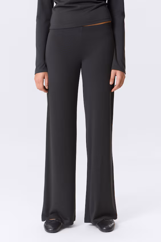 Джинсы с широкими штанинами и низкой посадкой