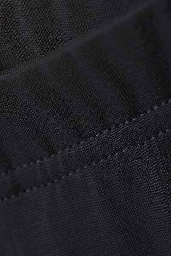 Джинсы с широкими штанинами и низкой посадкой