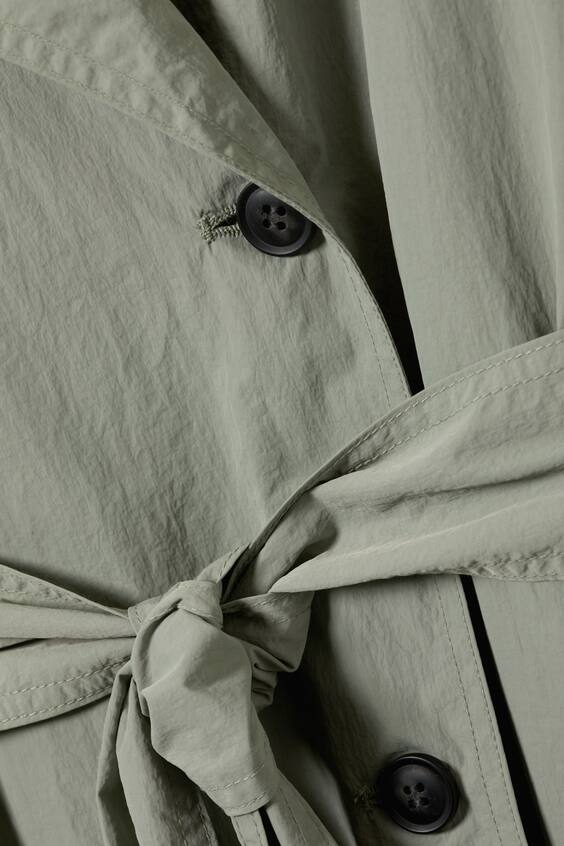 Оверсайз плащ из нейлона с поясом