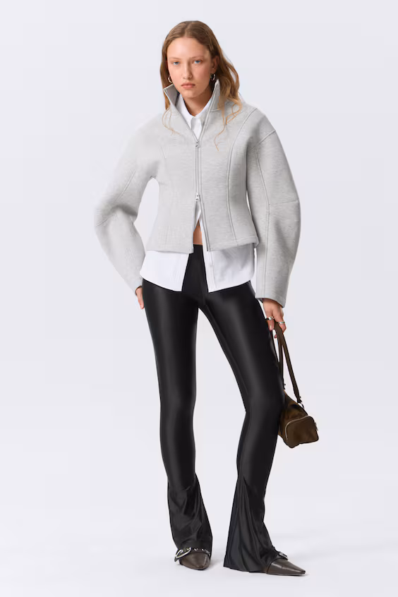 Джинсы с расклешенными штанинами на запах