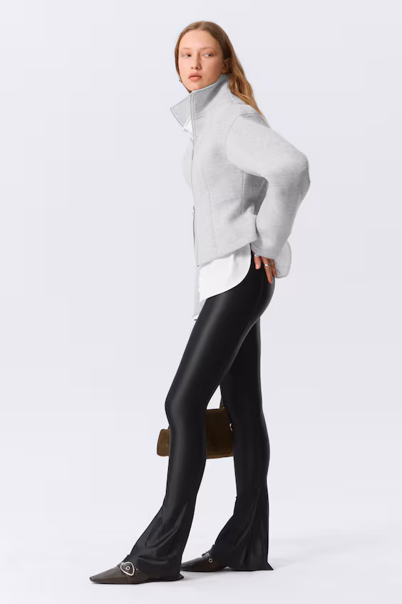 Джинсы с расклешенными штанинами на запах