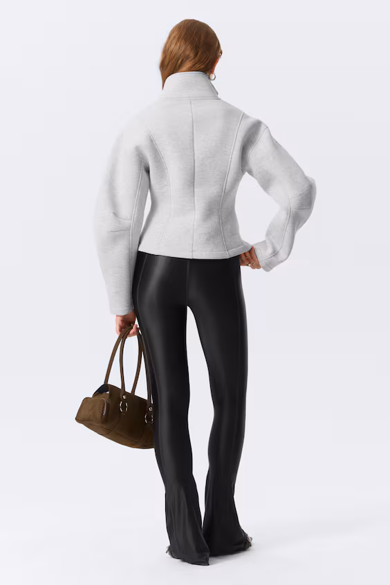 Джинсы с расклешенными штанинами на запах