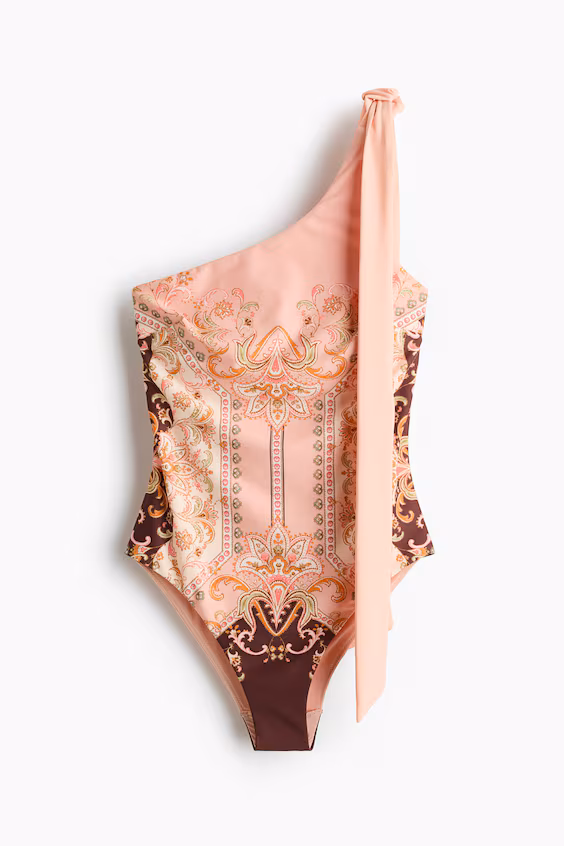 Купальник с уплотненными чашечками и открытым плечом