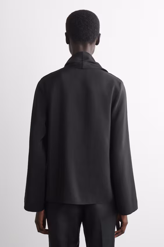 Блуза с драпировкой и оборками