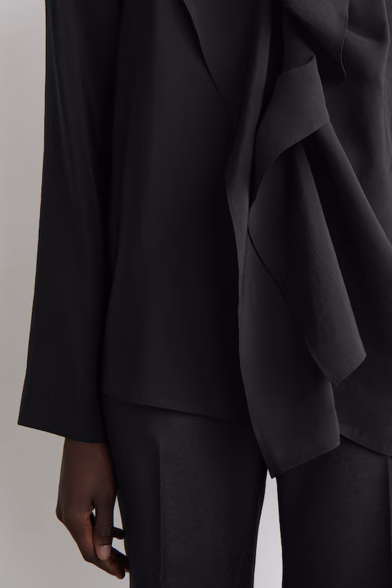 Блуза с драпировкой и оборками