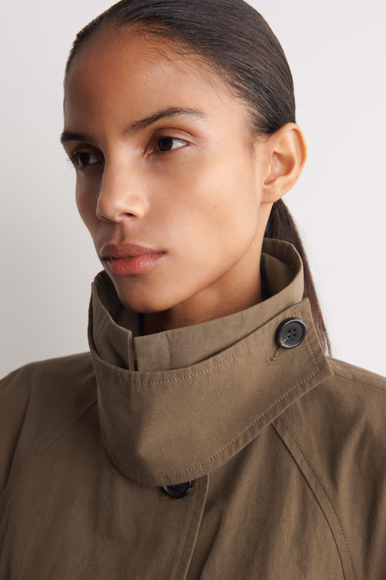 Короткий тренч из хлопка с поясом