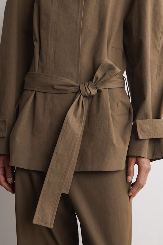 Короткий тренч из хлопка с поясом