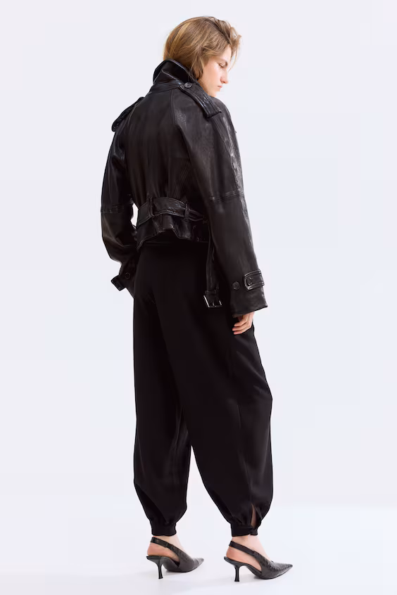 Брюки со складками и завышенной талией